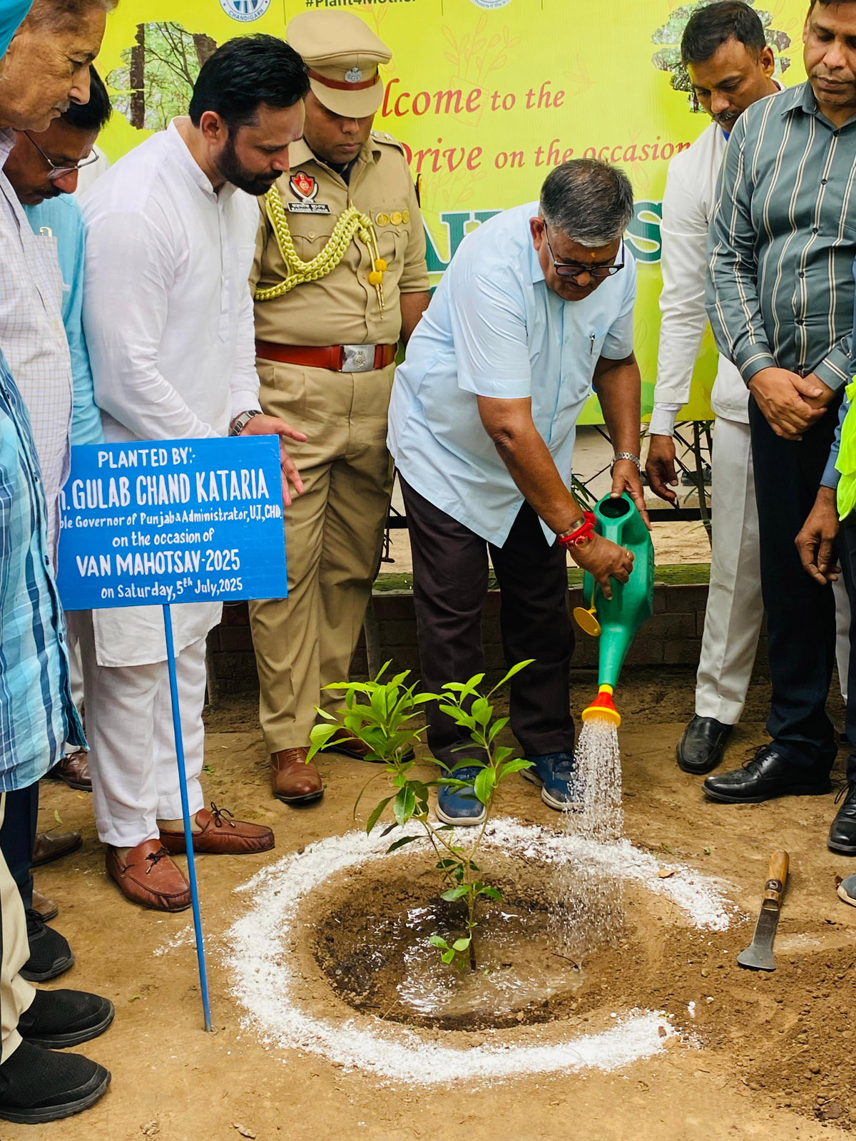 Administrator Gulab Chand Kataria started the plantation campaign in Fragrance Garden, 1200 plants were planted in Ward No. 24